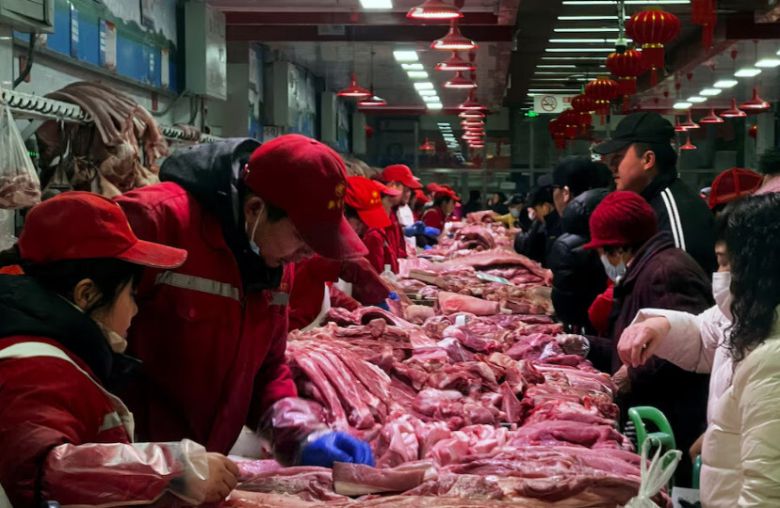 지난 2월 중국 베이징 신파디 도매시장에서 정육 도매업자들이 돼지고기를 팔고 있다. 베이징/로이터 연합뉴스