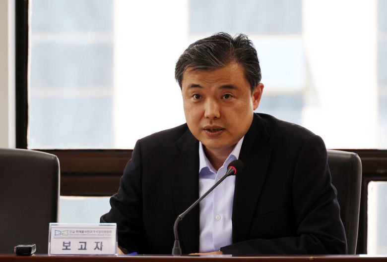 지난해 10월17일 열린 진실화해위 전체위원회에서 보고하는 황인수 조사1국장. 그는 19일 국회 행정안전위원회 소관부처 업무보고 자리에 안경과 마스크로 변장하고 나와 맨얼굴을 보이라는 의원들의 요구를 거절하다 결국 퇴거당했다. 신소영 기자 viator@hani.co.kr