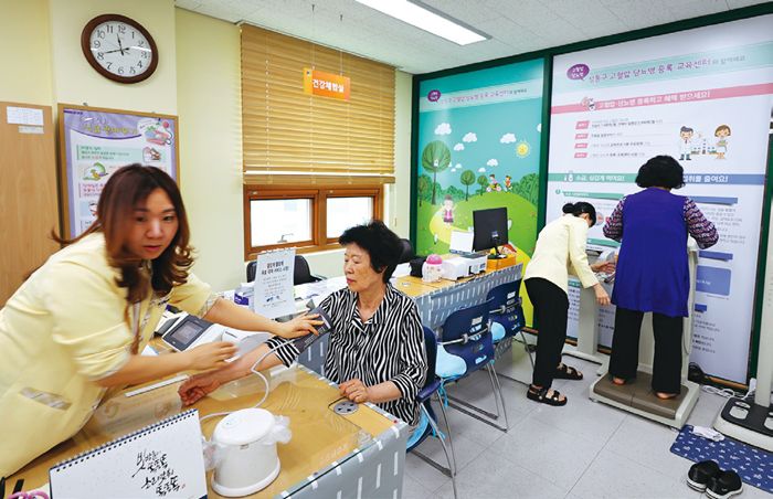 교육 이수증을 받은 참가자들이 체성분 검사 등을 받고 있다.