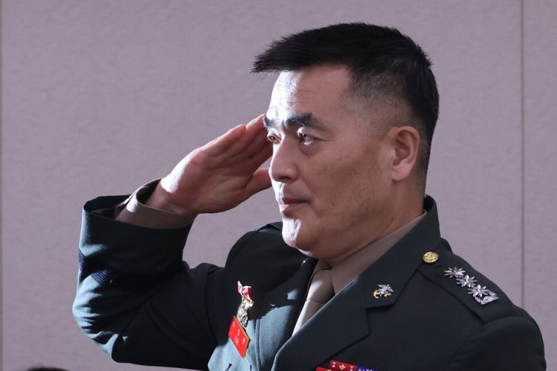 박정훈 전 해병대 수사단장이 21일 오전 국회 법제사법위원회에서 열린 ‘순직 해병 진상규명 방해 및 사건은폐 등의 진상규명을 위한 특별검사 임명법’(채상병특검법)에 대한 입법청문회에서 증언에 앞서 경례하고 있다. 연합뉴스