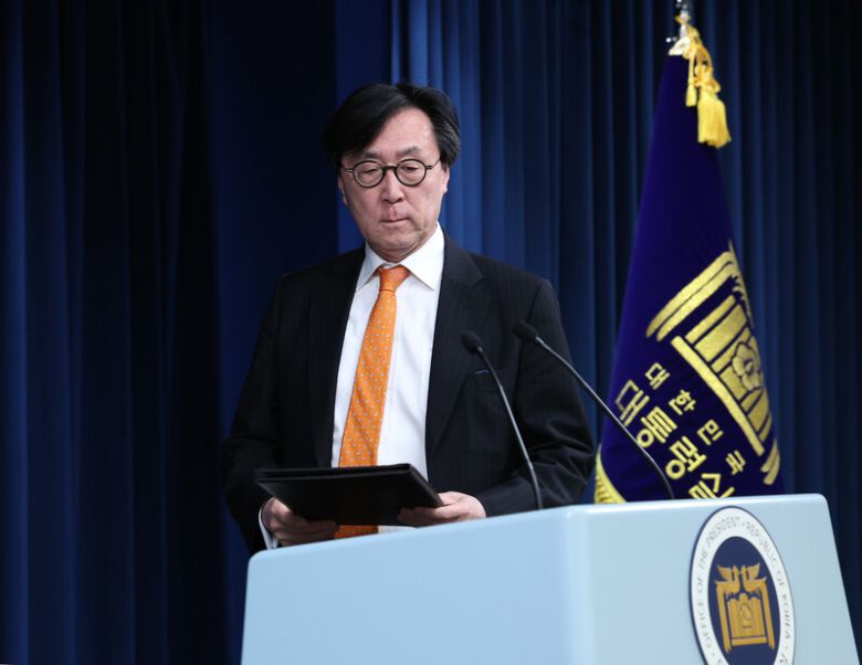 장호진 국가안보실장이 20일 서울 용산 대통령실 청사에서 북한과 러시아의 ‘포괄적인 전략적 동반자 관계에 관한 조약’ 체결 관련 정부 성명을 발표하기 위해 마이크 앞으로 향하고 있다. 연합뉴스