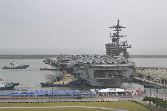 지난 22일 오전 미 해군 제9항모강습단 소속 항공모함 시어도어 루스벨트함이 부산 작전기지에 입항하고 있다. 해군 제공