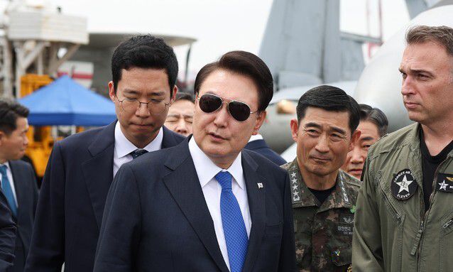 윤석열 대통령이 25일 부산 해군작전기지에서 미 해군의 원자력추진 항공모함 시어도어 루스벨트함에 승선해 비행 갑판을 시찰하고 있다. 대통령실 제공