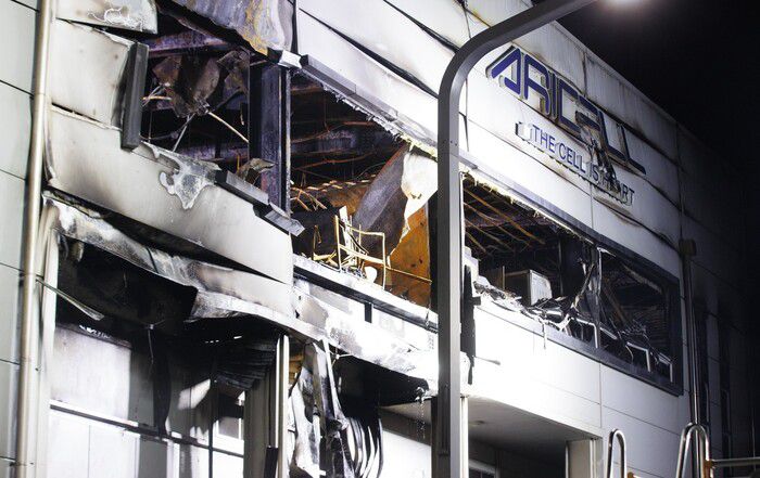 24일 오후 경기 화성시 일차전지 공장 화재 현장에서 소방대원들이 현장 수습 작업을 하고 있다. 연합뉴스