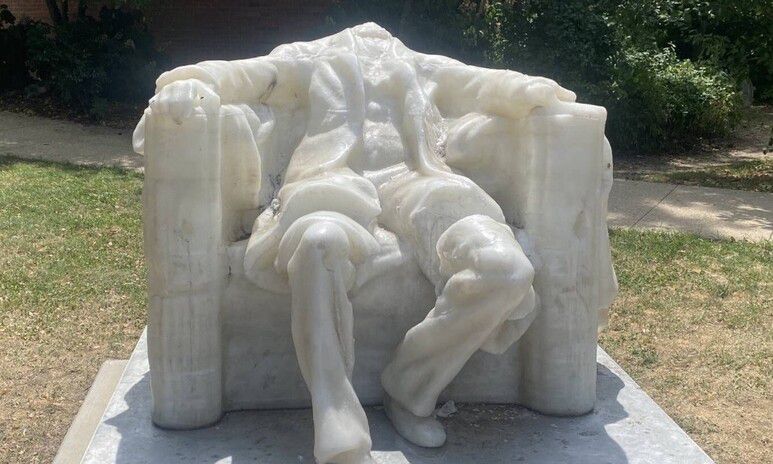 미국 북동부를 강타한 폭염으로 초등학교에 설치된 미국 제16대 대통령 에이브러햄 링컨의 밀랍 조형물이 녹아내렸다. 엑스(X·옛 트위터) 갈무리