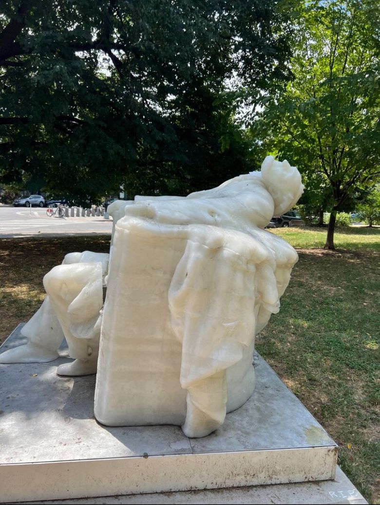 미국 북동부를 강타한 폭염으로 초등학교에 설치된 미국 제16대 대통령 에이브러햄 링컨의 밀랍 조형물이 녹아내렸다. 엑스(X·옛 트위터) 갈무리