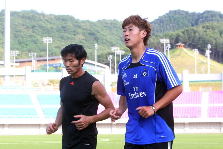 2011년 6월19일 오후 강원 춘천시 송암스포츠타운에서 당시 독일 프로축구 분데스리가에서 활약 중이었던 손흥민이 아버지인 손웅정 감독과 함께 몸 만들기에 한창이다. 연합뉴스