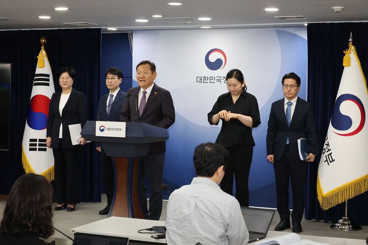 이상민 행정안전부 장관이 1일 서울 종로구 정부서울청사에서 인구전략기획부 신설방안 관계부처 합동브리핑을 하고 있다. 연합뉴스