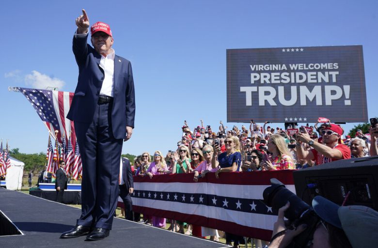 도널드 트럼프 전 미국 대통령이 지난달 28일 버지니아주 체서피크에서 선거 유세를 하고 있다. AP 연합뉴스