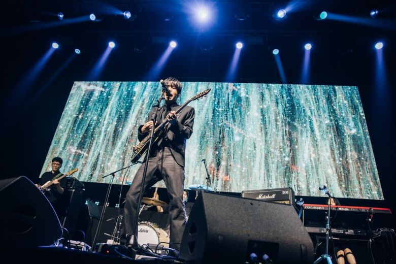 가수 이승윤이 3일 서울 서대문구 창천동 예스24 원더로크홀에서 열린 쇼케이스에서 노래하고 있다. 마름모 제공