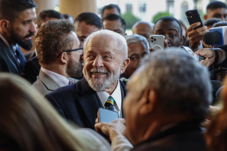 루이스 이나시우 룰라 다 시우바 브라질 대통령이 8일 메르코수르 정상회의 참석 중 언론에 둘러싸여 있다. 아순시온/EPA 연합뉴스