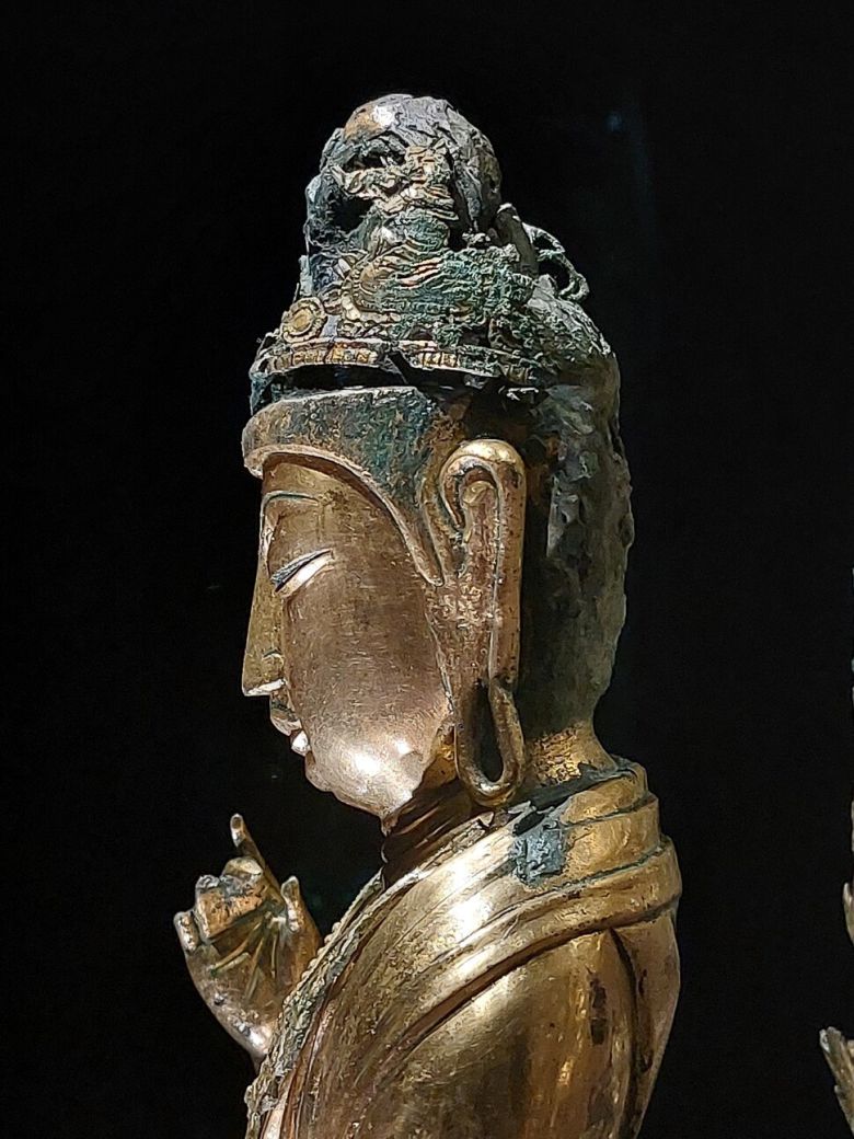 금동보살입상 상반신을 옆에서 본 모습. 노형석 기자