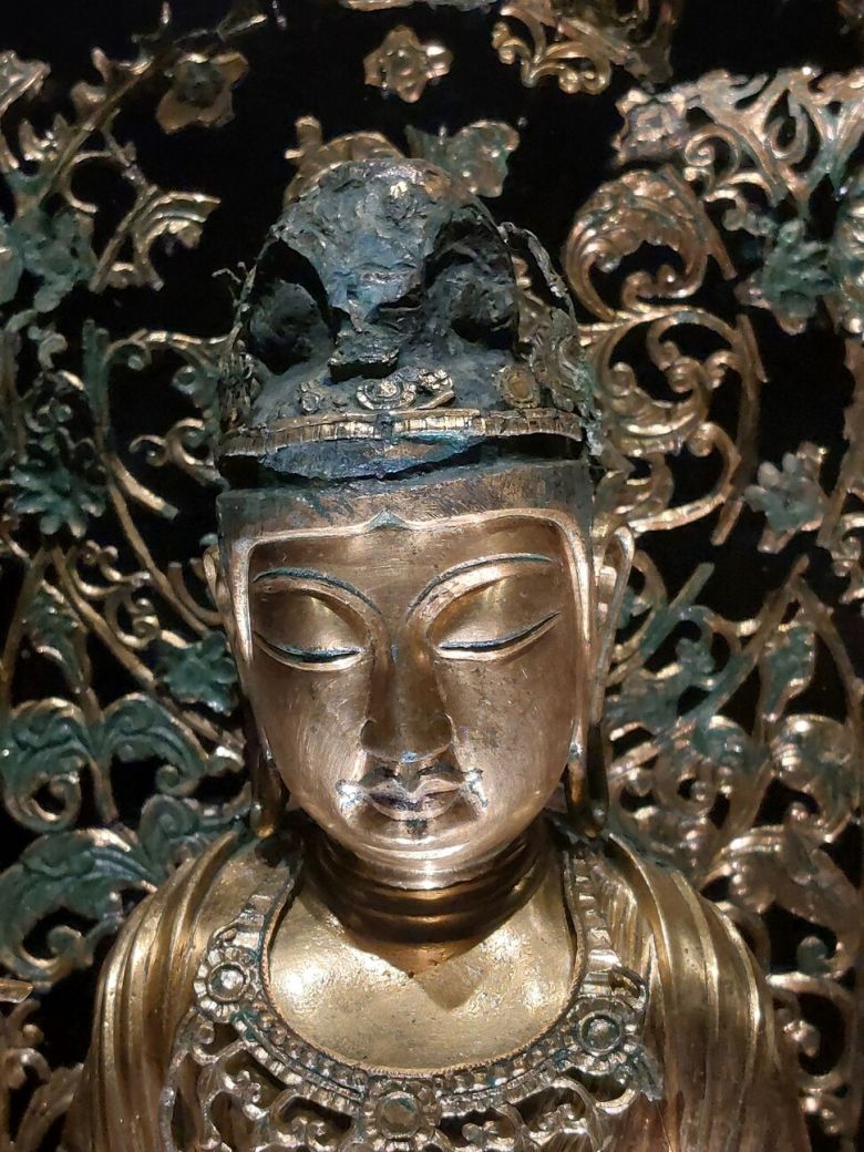 금동보살입상의 머리와 얼굴 부분. 엄숙하면서도 깊고 인자한 표정을 짓고있다. 머리카락과 눈매, 수염 등을 먹과 남색 안료를 칠해 표현했음을 알 수 있다. 고대 한반도산 불상의 얼굴과 몸 세부에 먹과 안료를 쓴 흔적이 드러난 것은 선림원 터 금동불상이 유일하다. 노형석 기자