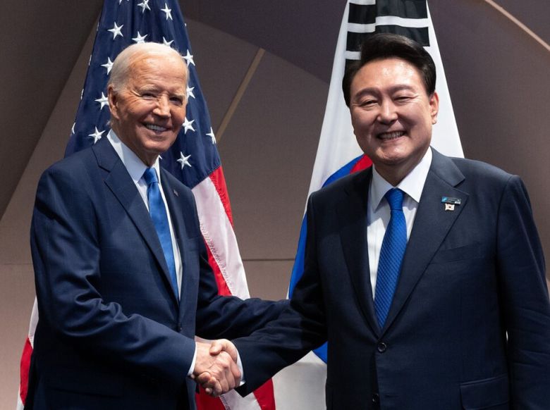 북대서양조약기구(NATO·나토) 정상회의에 참석한 윤석열 대통령이 11일(현지시각) 미국 워싱턴DC 월터 E. 워싱턴 컨벤션센터에서 열린 한-미 정상회담에서 조 바이든 미국 대통령과 악수하고 있다. 연합뉴스