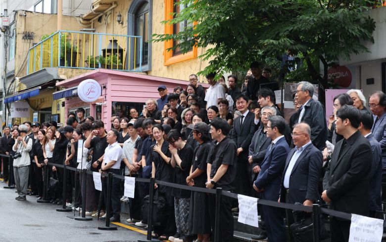 24일 오전 서울 종로구 대학로 예전 ‘학전’ 소극장 앞마당에서 김민기 학전 대표의 발인식이 엄수되고 있다. 신소영 기자 viator@hani.co.kr