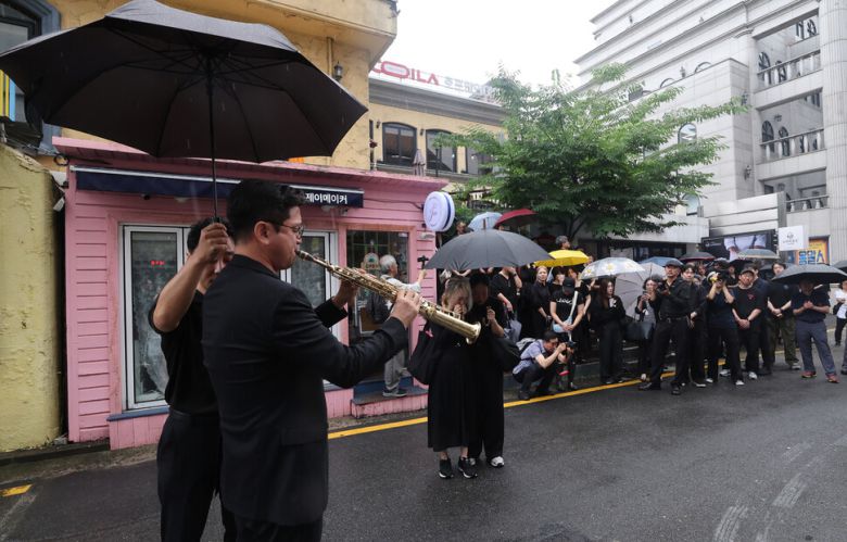 김민기 학전 대표의 발인식이 엄수된 24일 오전 서울 종로구 아르코꿈밭극장 앞에서 색소폰 연주자 이인권이 김민기의 곡 ‘아름다운 사람’을 연주하고 있다. 신소영 기자 viator@hani.co.kr