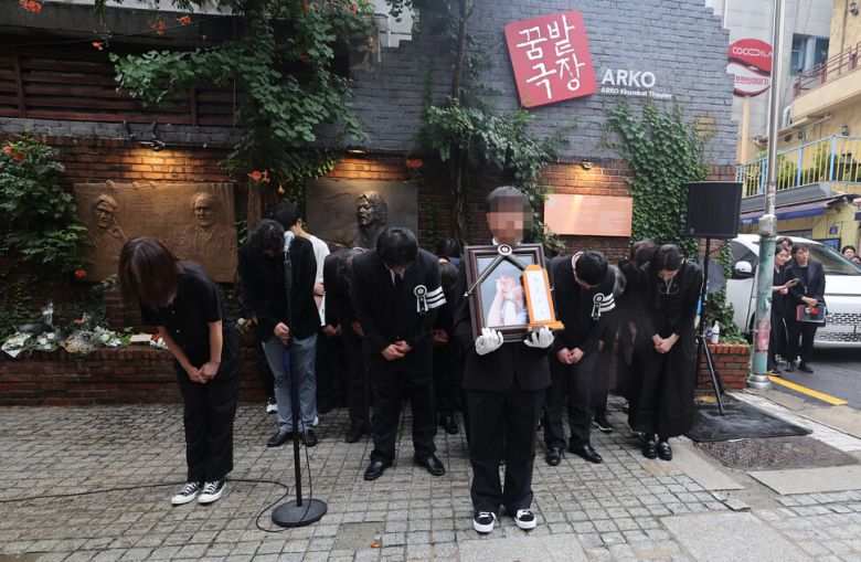 24일 오전 서울 종로구 대학로 예전 ‘학전’ 소극장 앞마당에서 김민기 학전 대표의 발인식이 엄수되고 있다. 신소영 기자 viator@hani.co.kr