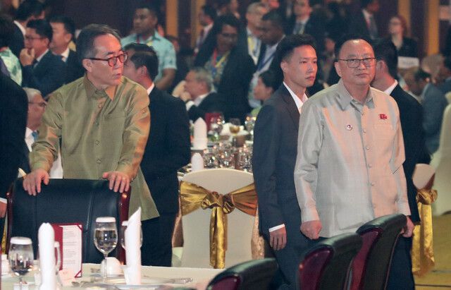 리영철 주라오스 북한 대사가 26일(현지시간) 오후 라오스 비엔티엔 국립컨벤션센터에서 열린 아세안 관련 외교장관회의 만찬에 참석하며 조태열 외교부장관 옆을 지나가고 있다. 비엔티엔/연합뉴스