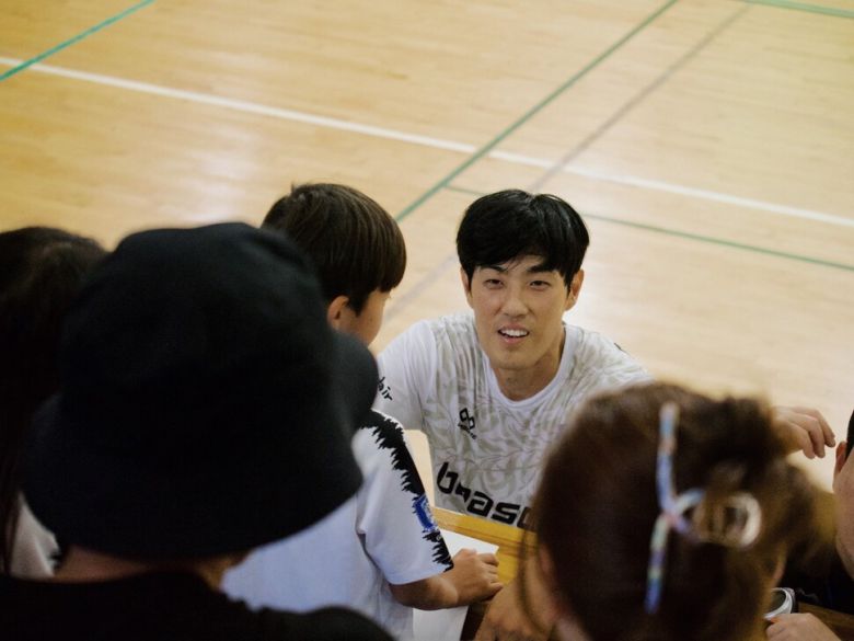 하프타임에 가족과 제자들이 있는 관객석을 찾아온 알레그리아에프에스 감독이자 서울엠5풋살클럽 선수 박하늘씨. 장은선 제공