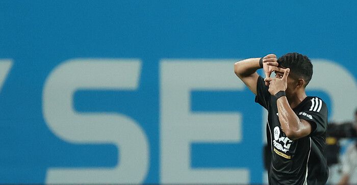 포항 스틸러스의 오베르단이 31일 서울월드컵경기장에서 열린 2024 쿠팡플레이시리즈 토트넘과 팀K리그의 경기에서 팀의 세번째 골을 넣은 뒤 토트넘 손흥민의 ‘찰칵 세리머니’를 따라 하고 있다. 연합뉴스