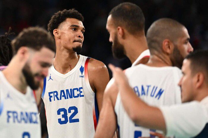 프랑스의 빅토르 웸반야마(왼쪽 둘째)가 10일(현지시각) 프랑스 파리 베르시 아레나에서 열린 2024 파리올림픽 농구 남자 결승에서 미국에 패한 뒤 침통한 표정을 짓고 있다. 파리/AFP 연합뉴스