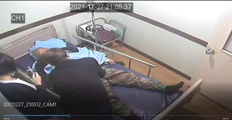 춘천ㅇ병원 입원 첫날인 2021년 12월27일 병원 쪽이 피해자 김형진(가명)씨에게 주사 처치를 하는 모습. 시시티브이를 보면 이날 오전 9시부터 주사제를 놓는 걸 시도했고 진료기록상 이날 총 6회의 ‘코끼리 주사’를 투여했다. 약 또는 주사에 취했을 때 피해자는 아무 반응을 보이지 않았지만, 깨어있을 때는 화를 냈다. 시시티브이 영상 갈무리