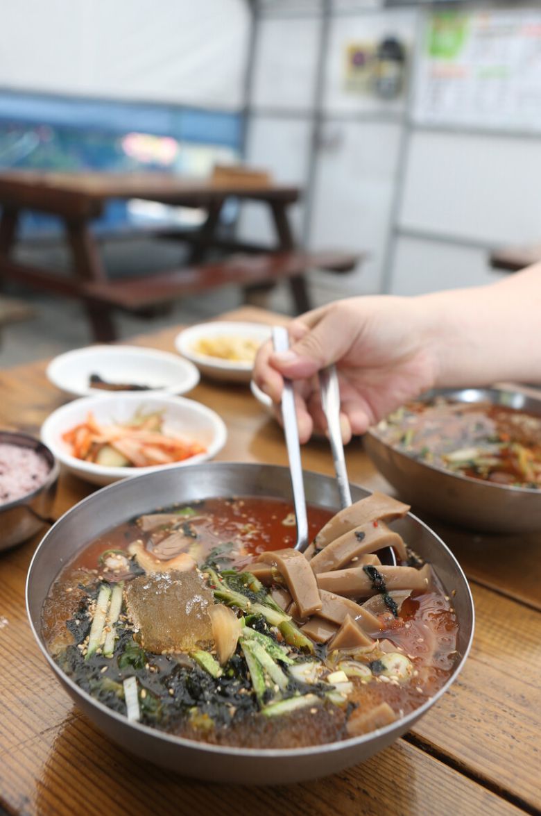 ‘원조할머니묵집’의 음식. 박미향 기자