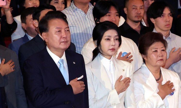 윤석열 대통령과 김건희 여사가 8월15일 서울 종로구 세종문화회관에서 열린 제79주년 광복절 경축식에서 국기에 대한 경례를 하고 있다. 대통령실사진기자단