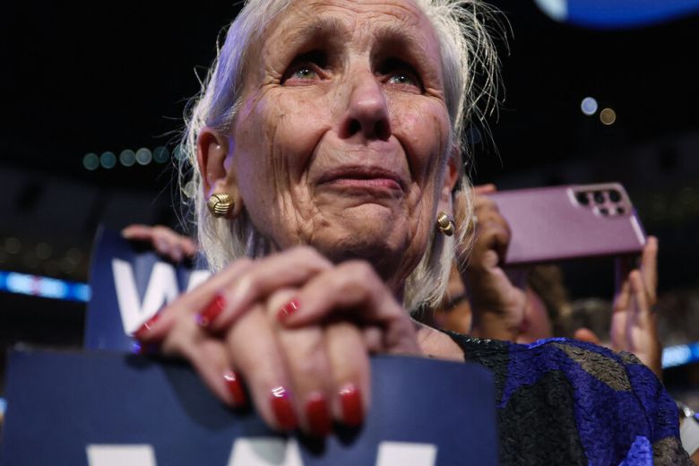 미국 민주당 펜실베이니아 대의원 메리 에스더 반 슈라가 19일(현지시각) 미국 일리노이주 시카고에서 열린 민주당 전당대회(DNC)에서 조 바이든 대통령의 연설을 듣다가 눈물을 흘리고 있다. 시카고/로이터 연합뉴스