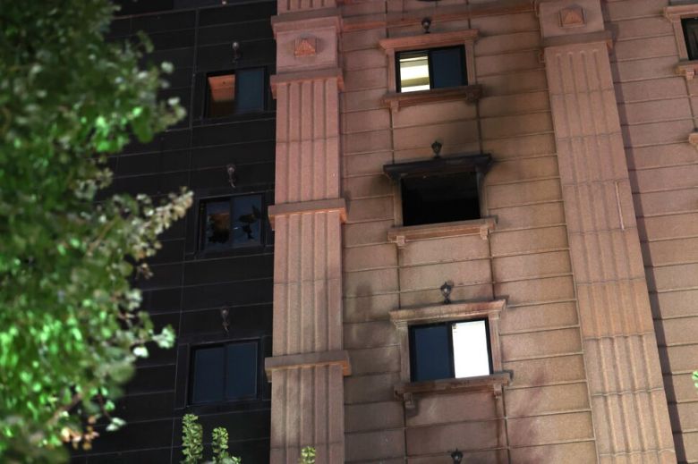 22일 발생한 큰 불로 인명피해가 난 경기 부천 원미구의 한 호텔 벽과 창문에 화재 흔적이 남아 있다. 김태형 기자 xogud555@hani.co.kr