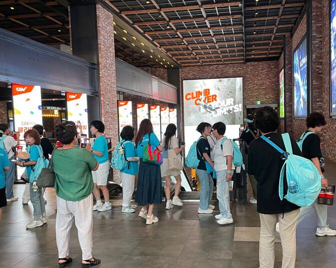 28일 오전 9시께 임영웅의 팬들이 서울 용산구 씨지브이 용산아이파크몰점에서 영화 ‘임영웅│아임 히어로 더 스타디움’을 보기 위해 모였다. 김민제 기자