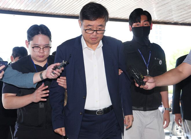 경기 화성 공장에서 일어난 배터리 화재 폭발로 23명의 노동자가 숨져 중대재해처벌법 위반 혐의 등으로 구속영장이 청구된 박순관 아리셀 대표가 28일 수원지방법원에서 열린 구속 전 피의자 심문(영장실질심사)을 마친 뒤 대기 장소인 경기도 수원남부경찰서 유치장으로 들어가고 있다. 박 대표는 이날 밤 영장이 발부돼 구속됐다. 연합뉴스