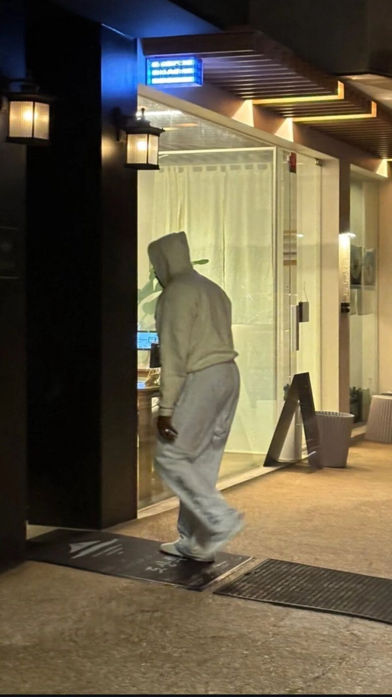 서울 강남의 한우 식당에 들어가는 카녜이 웨스트. 온라인 커뮤니티 갈무리