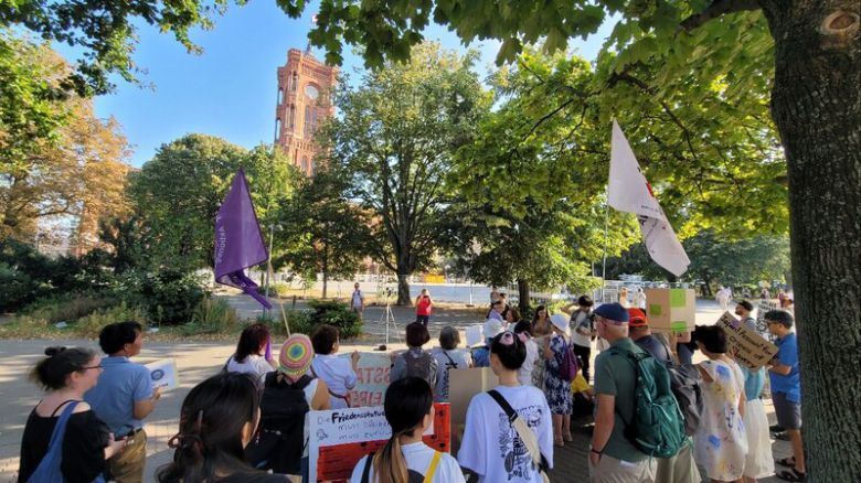 지난 5일(현지시각) 베를린 시청사 앞에서 카이 베그너 베를린 시장 사퇴를 촉구하며 집회를 연 재독 시민단체 코리아협의회.