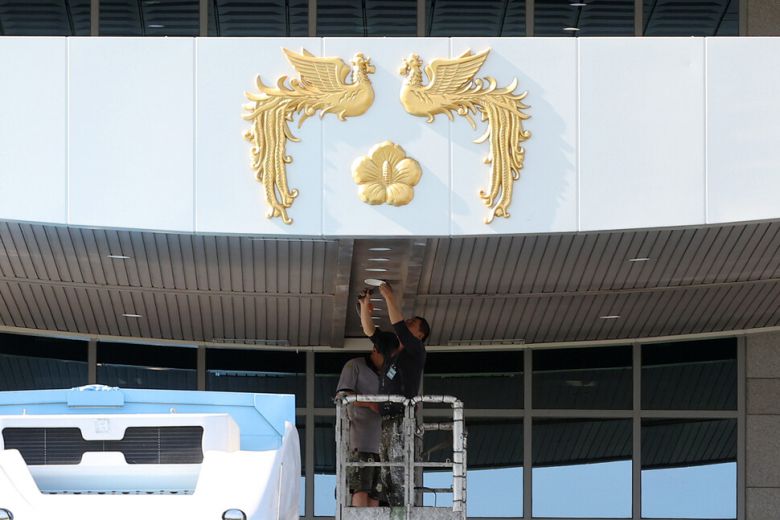 윤석열 대통령의 취임식을 하루 앞둔 2022년 5월9일 오후 새 대통령 집무실로 사용될 서울 용산구 옛 국방부 청사에 대통령을 상징하는 봉황 마크가 부착돼 있다. 인수위사진기자단
