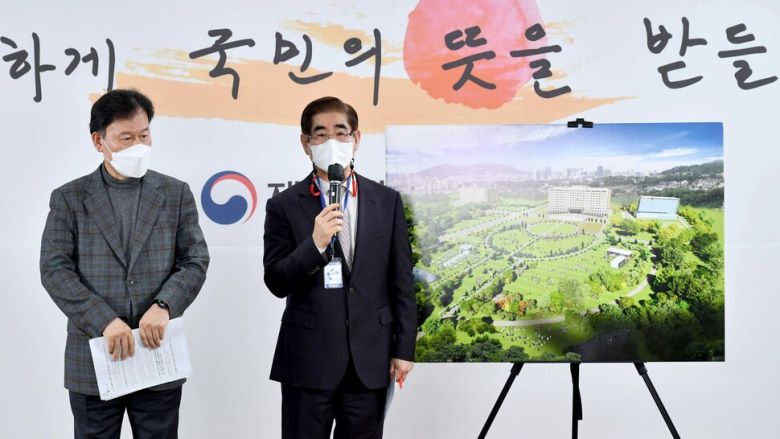 김용현 현 국방부 장관(오른쪽)이 2022년 3월20일 대통령직인수위원회 회견장에서 열린 대통령 집무실 용산 이전 관련 기자회견에서 취재진의 질문에 답하고 있다. 공동취재사진