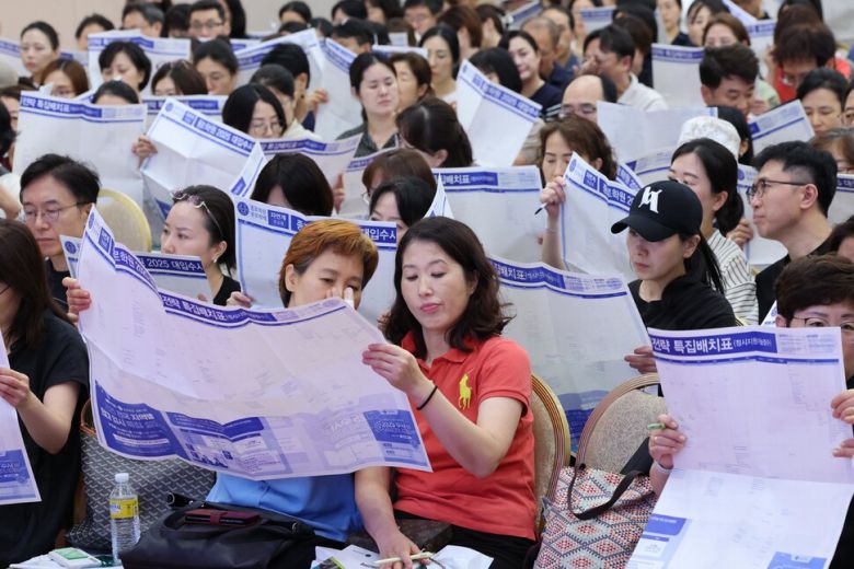 지난 7월21일 오후 서울 광진구 세종대학교에서 열린 ‘종로학원 2025 대입 수시, 정시 지원전략 특집 설명회’를 찾은 학부모들이 배치표를 비롯한 입시 자료를 살펴보고 있다. 김봉규 선임기자 bong9@hani.co.kr