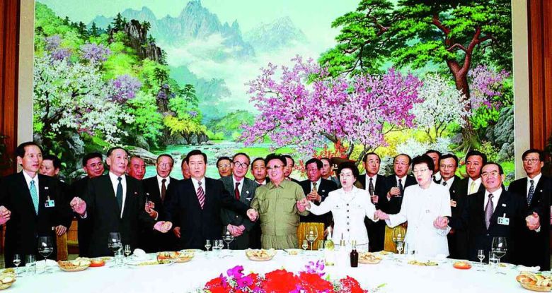김대중 대통령과 김정일 국방위원장, 그리고 양쪽 대표단이 2000년 6월15일 백화원 영빈관 1호각에서 열린 환송 오찬에서 박지원 문화관광부 장관의 제의로 손에 손을 잡고 ‘우리의 소원’을 합창하고 있다. 한겨레 자료사진