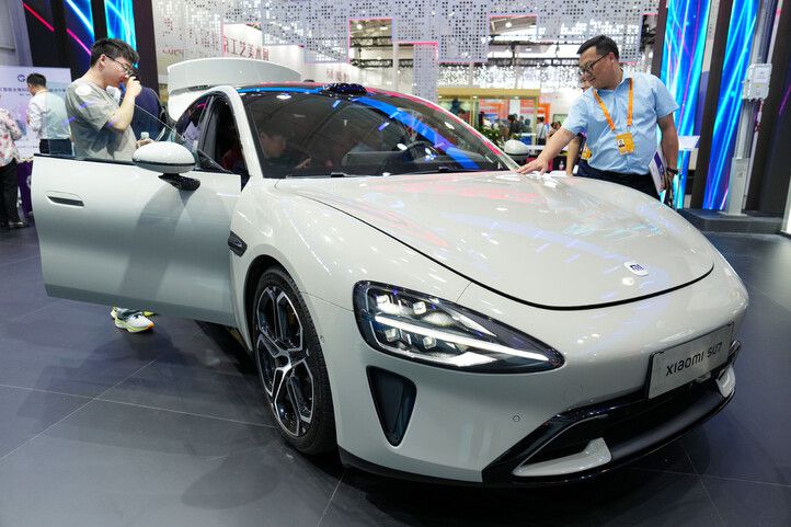 12일 중국 베이징에서 열린 국제서비스무역 박람회에서 관람객이 샤오미 전기차 SU7을 구경하고 있다. 베이징/신화 연합뉴스