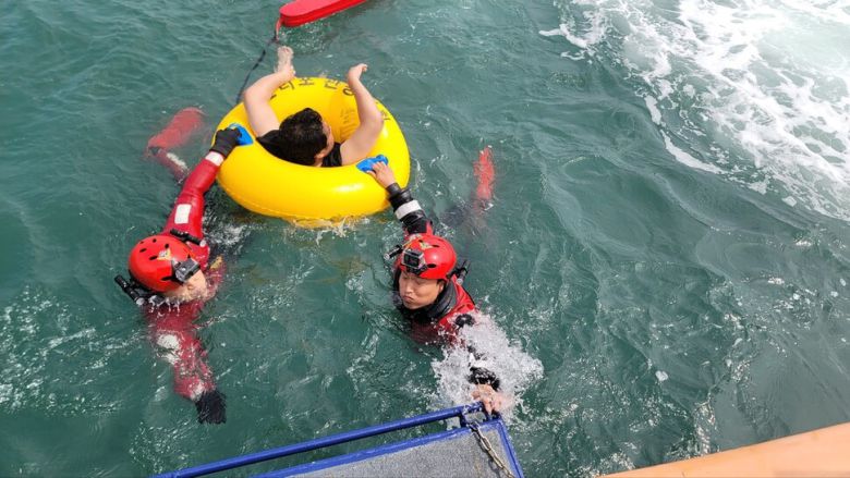 해경이 해상에서 튜브를 탄 표류자를 구조하고 있다. 태안해경 제공