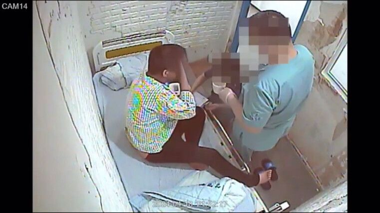 4월18일 밤 9시52분, 서울 영등포구 해상병원에 입원한 박아무개씨가 간호진이 준 약을 삼키고 있다. 시시티브이 갈무리