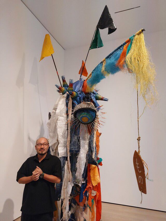 해머미술관에 마련된 ‘숨(쉬기): 기후 및 사회정의를 향해’ 특별전에 일본 쓰시마섬(대마도)에 흘러들어온 한국의 쓰레기 부유물을 모아 괴물 모양의 설치작품을 만든 양쿠라 작가가 지난 12일 취재진 앞에서 설명하고 있는 모습.