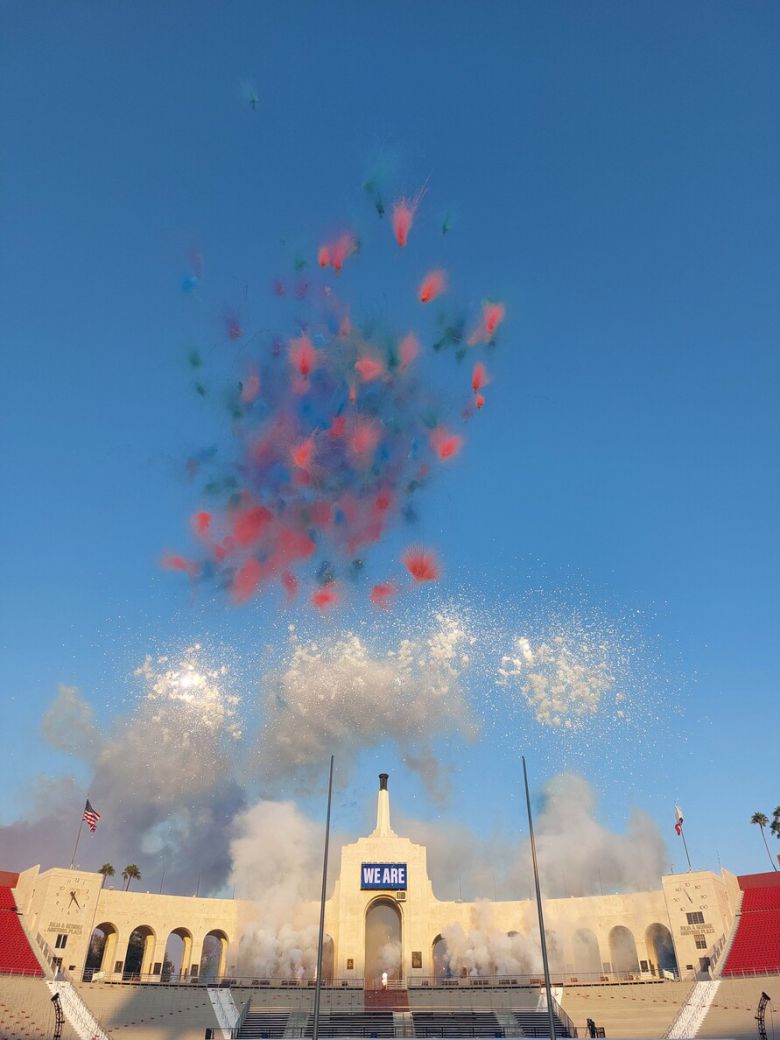 지난 15일 피에스티 아트 프로젝트의 개막 행사로 엘에이올림픽콜리시엄 경기장에서 진행된 중국 작가 차이궈창의 폭죽놀이 퍼포먼스의 모습.