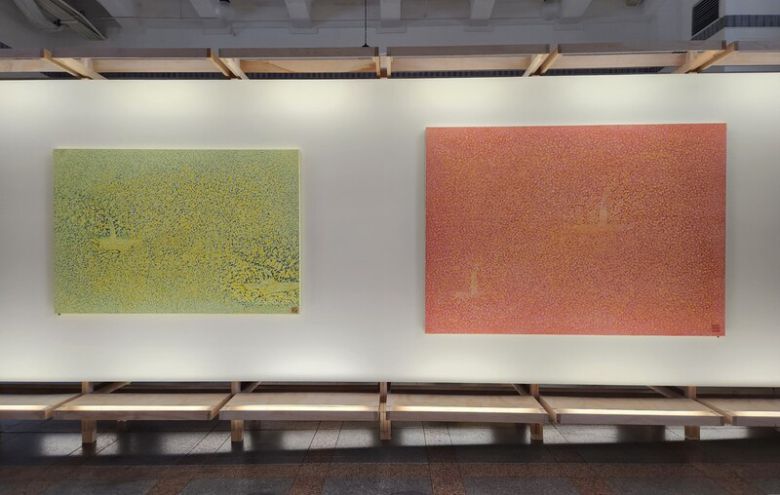 김병종 작가의 ‘송화분분’ 연작이 걸린 문화역서울 284 전시 전경. 사진 강혜승