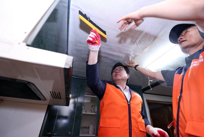 박일하 구청장이 지난 7월2일 효도콜센터의 일상생활지원단과 함께 장애 어르신부부 가정(사당동 소재)을 방문해 정마철 오염된 벽지 일부를 도배하고 있다. 동작구 제공