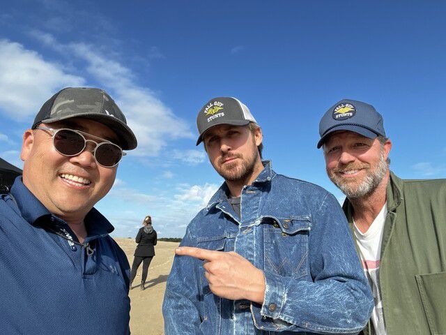 영화 ‘스턴트맨’ 촬영 현장에서 주인공 라이언 고슬링(가운데)와 함께한 스티븐 오 대표(왼쪽). 스티븐 오 제공