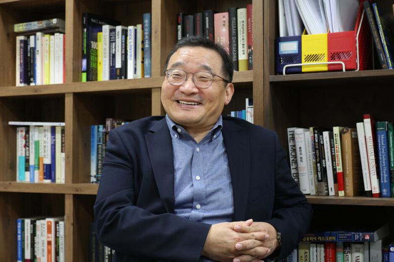 원승연 명지대학교 교수가 15일 오후 서울 서대문구 명지대학교 인문캠퍼스 연구실에서 포즈를 취하고 있다. 김혜윤 기자 unique@hani.co.kr