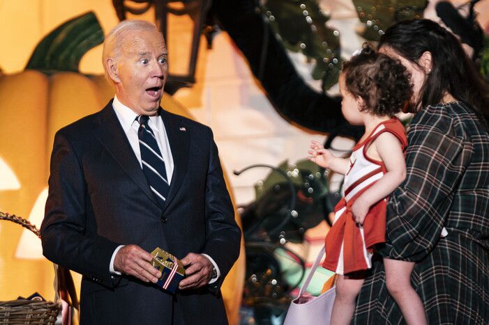조 바이든 미국 대통령이 30일 백악관 사우스론에서 열린 핼러윈 행사에서 한 아이를 보고 장난스러운 표정을 짓고 있다. 워싱턴/EPA 연합뉴스