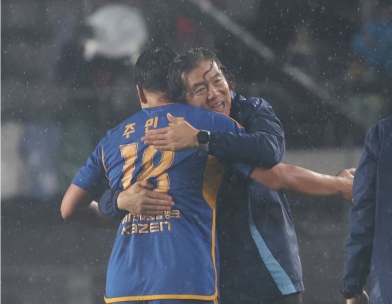 김판곤 울산 감독이 골을 넣은 주민규를 안고 기뻐하고 있다. 연합뉴스