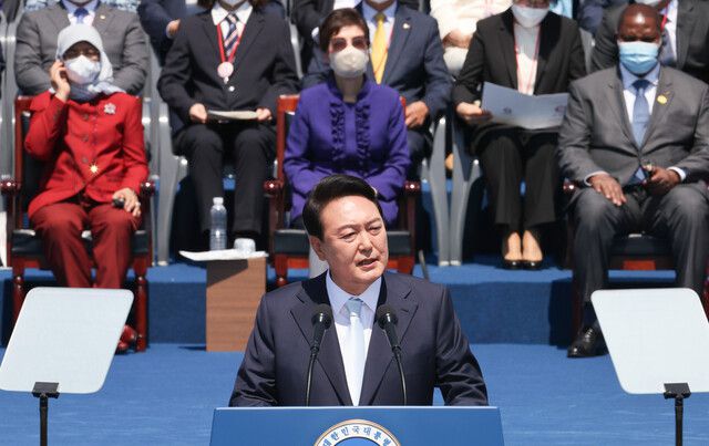 윤석열 대통령이 2022년 5월10일 서울 여의도 국회의사당 앞 잔디마당에서 열린 제20대 대통령 취임식에서 취임사를 하고 있다. 공동취재사진